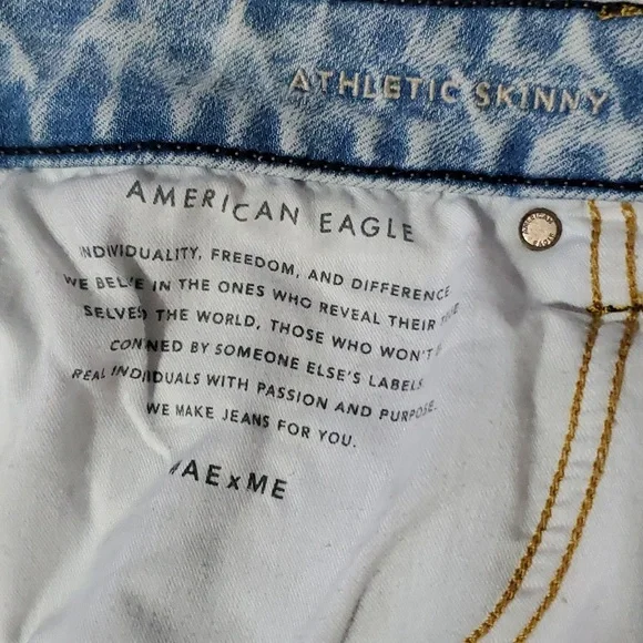 Men's light-washed, distressed jeans - Picture 3 of 4